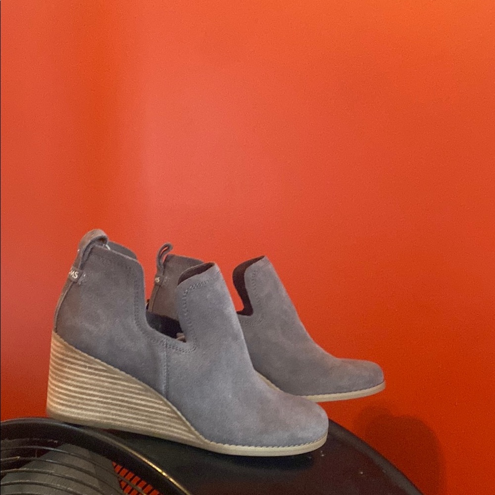 Women’s 7 1/2 gray suede Tom’s ankle boots